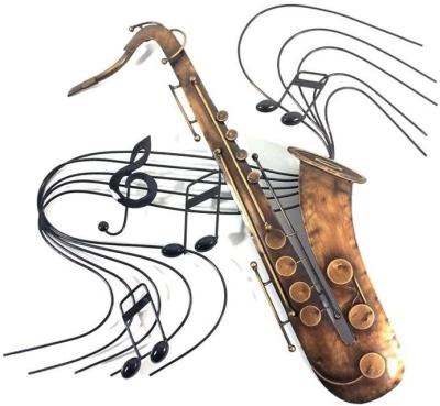 Fresque métal musique or saxophone et notes de musique