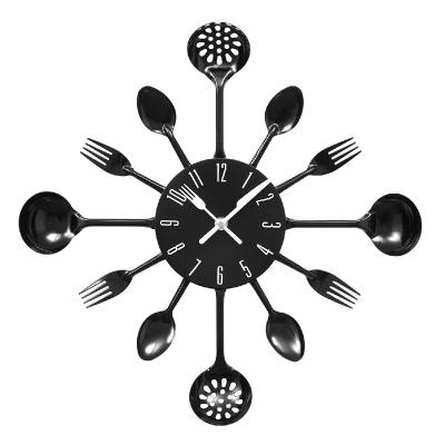 horloge métal noir les couverts de cuisine